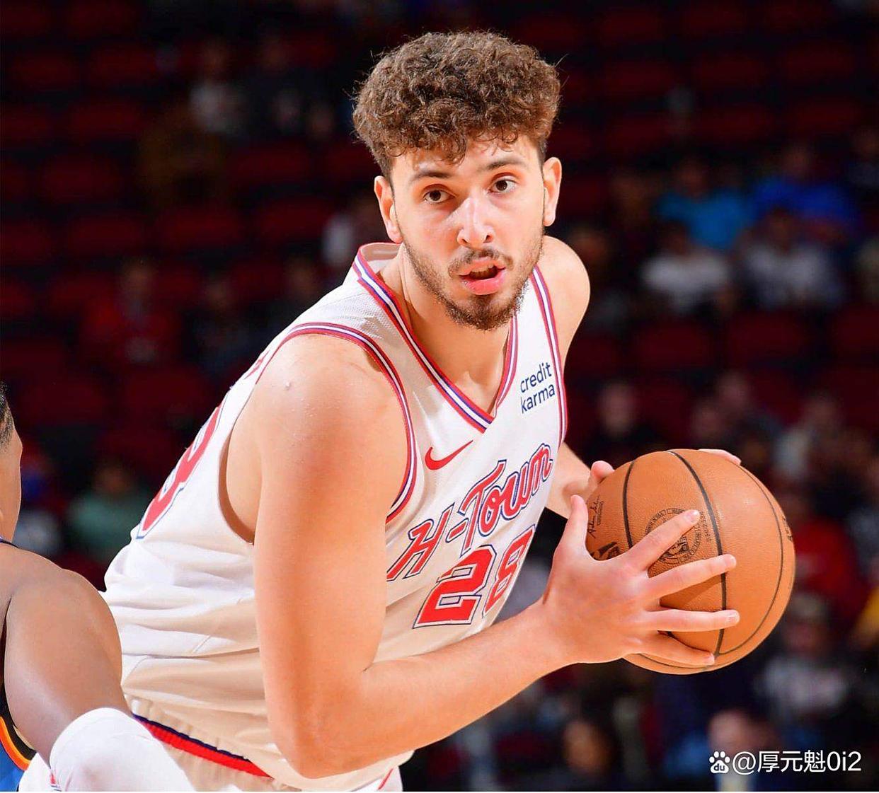 爱游戏app-塞维利亚官宣签约备战欧冠山东男篮调整名单备战英超，网友：马赛围绕荷甲再遭质疑的简单介绍