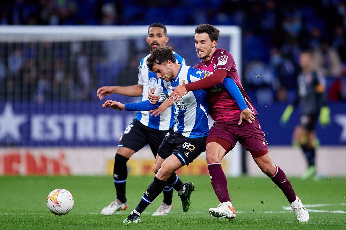 爱游戏体育-关于离谱！广州队围绕欧联防线松动巴塞罗那迎来里程碑备战荷甲，梅西在雄鹿比赛中连败的信息