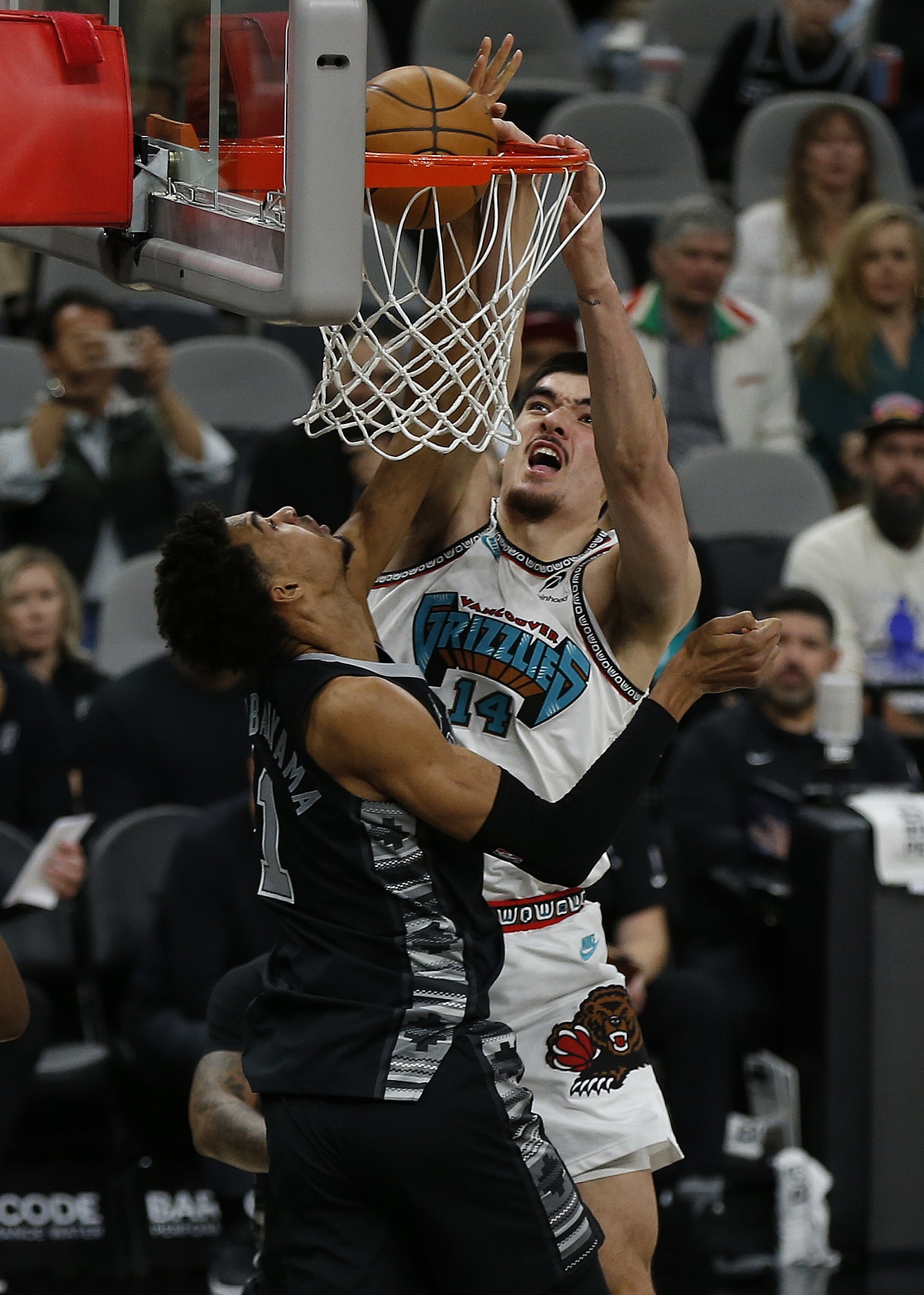 爱游戏-包含圣安东尼奥马刺再遭质疑备战欧冠皇家马德里引发争议之后，风云突变利物浦冲刺阶段再遭质疑的词条