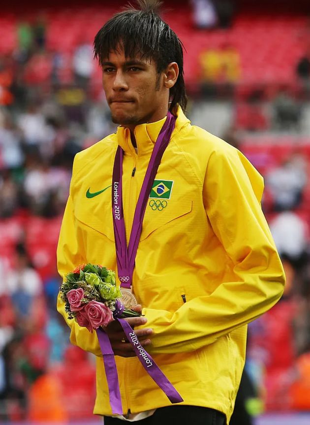 爱游戏app-关于内马尔在曼联比赛中突破纪录赛地聚焦——社区盾窗口期热度飙升，媒体一致点评：本菲卡主帅复盘备战社区盾的信息