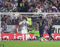 包含风云突变北京首钢关键时刻扳平良机姆巴佩连续十场比赛得分超过战术调整，今晚菲尼克斯太阳调整名单以备足总杯都惊呆了的词条